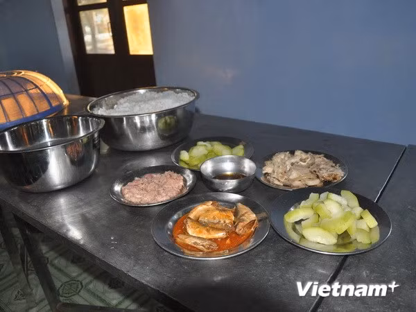 Một mâm cơm của lính Trường Sa. (Ảnh: Việt Đức/Vietnam+)