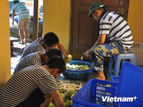 Chuẩn bị bữa ăn ở đảo Trường Sa Lớn. (Ảnh: Việt Đức/Vietnam+)
