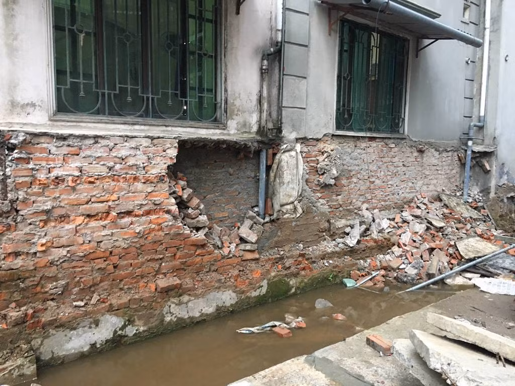 Hình ảnh nhà ông Phan Văn Hòa bị đơn vị thi công dự án FLC Twin Towers xâm phạm vào móng ngôi nhà của mình. Ảnh: V.P