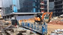 Bồn chứa dầu ngầm đặt sát vách nhà dân khiến không ít người hoang mang, lo ngại nguy cơ cháy nổ, mất an toàn. Đáng nói, vị trí bồn chứa dầu này (hai mũi tên đỏ chỉ nắp bồn) đặt sai vị trí so với giấy phép. Ảnh: V.P.
