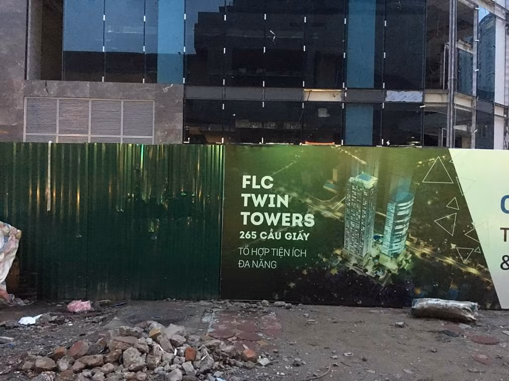 Thi công dự án FLC Twin Towers khiến nhiều hộ dân bị ảnh hưởng cả vật chất và tinh thần, nhưng nhiều hộ chưa được đền bù thỏa đáng. Ảnh: Vũ Phương.