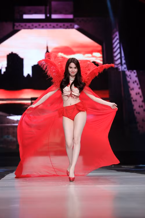 Một màn biểu diễn của Đêm hội chân dài 7.