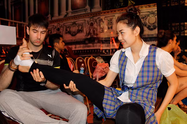 Atanas không ngại ngần ngồi massage chân cho nữ ca sĩ xinh đẹp. Atanas không ngại ngần ngồi massage chân cho nữ ca sĩ xinh đẹp.