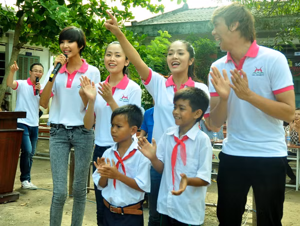 Quán quân Vietnam's Next Top Model 2011 vừa tới thăm và tặng quà các học sinh nghèo hiếu học của tỉnh Sóc Trăng.