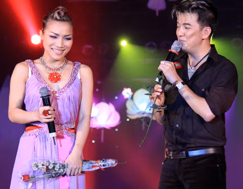 Trong đêm nhạc dành cho các 'giai nhân' tối 6/3 tại Triển lãm Giảng Võ, Hà Nội, Đàm Vĩnh Hưng mới là tâm điểm. Đàm Vĩnh Hưng khiến khán giả sung nhất là khi anh song ca cùng Hồng Ngọc. Mr. Đàm từng chia sẻ, với anh, Hồng Ngọc là người kết hợp ăn ý nhất. Trong đêm nhạc dành cho các 'giai nhân' tối 6/3 tại Triển lãm Giảng Võ, Hà Nội, Đàm Vĩnh Hưng mới là tâm điểm. Đàm Vĩnh Hưng khiến khán giả sung nhất là khi anh song ca cùng Hồng Ngọc. Mr. Đàm từng chia sẻ, với anh, Hồng Ngọc là người kết hợp ăn ý nhất.