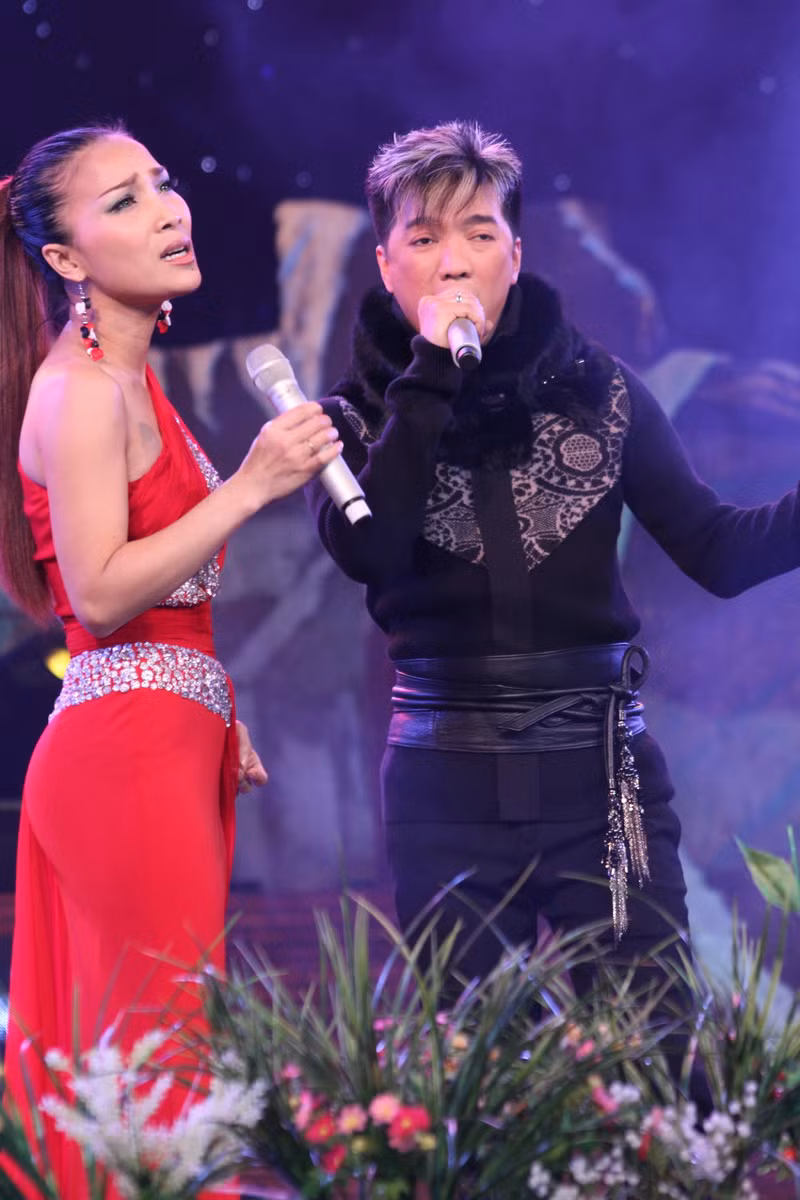 Hai anh em thân thiết Mr Đàm và Hồng Ngọc lại cùng song ca trên sân khấu với bản tình ca Giáng sinh buồn "Hai mùa Noel" khiến khán giả nao lòng trong đêm nhạc Tình khúc vượt thời gian tại sân khấu Lan Anh, TP HCM vào 25/12/2011. Hai anh em thân thiết Mr Đàm và Hồng Ngọc lại cùng song ca trên sân khấu với bản tình ca Giáng sinh buồn "Hai mùa Noel" khiến khán giả nao lòng trong đêm nhạc Tình khúc vượt thời gian tại sân khấu Lan Anh, TP HCM vào 25/12/2011.