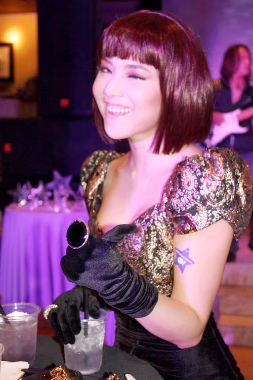 Nếu anh làm cho em khóc được bây giờ, em sẽ mất chiếc nhẫn hàng hiệu này, được chưa? Nếu anh làm cho em khóc được bây giờ, em sẽ mất chiếc nhẫn hàng hiệu này, được chưa?