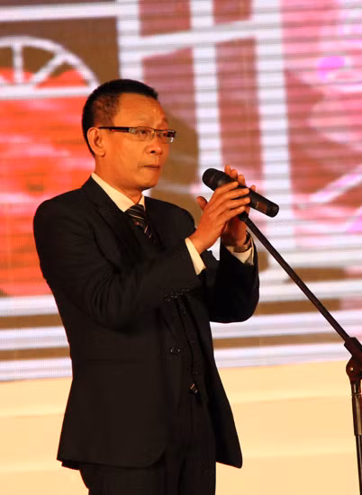 Đang định hát bài Trái tim không ngủ yên thì mấy ông chơi nhạc lại bắn nhầm sang bài Trái tim bên lề...