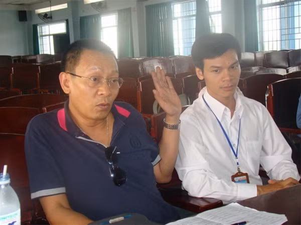 Anh mới uống có vài chén, yên tâm đi, anh chưa say đâu. Cứ để anh!