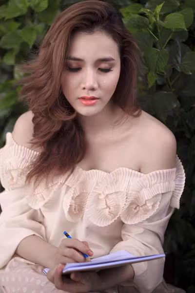 Tập viết tiểu thuyết mà cứ nghĩ đến nhân vật nữ chính bị người yêu bỏ rơi mình lại không cầm được nước mắt.