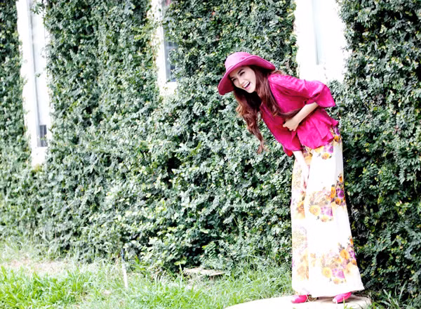 Nữ diễn viên 'Anh em nhà bác sĩ' cho biết, trong năm nay hình ảnh của cô sẽ gắn liền với gam màu hồng trẻ trung, lãng mạn, dễ thương. Đây cũng là gam màu chủ đạo trong album sắp ra mắt của cô. (Theo VNE)