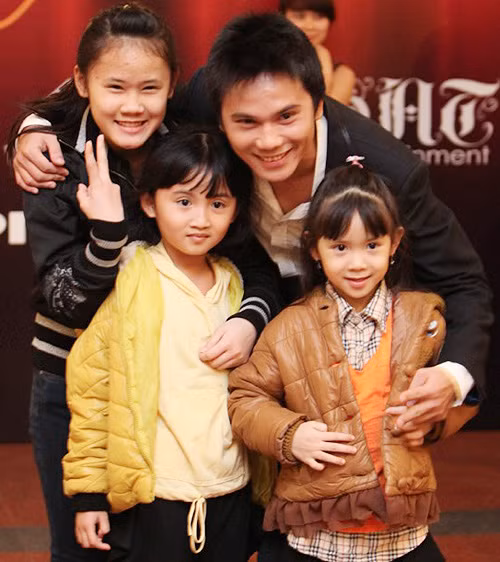 Kể từ khi chia tay cựu tuyển thủ wushu Thúy Hiền, người ta rất hiếm khi thấy Anh Tú xuất hiện cùng các cô công chúa nhỏ. Dẫu vậy, anh vẫn rất quan tâm tới các con. Những khi ở Hà Nội, hầu như bất cứ khi nào có thời gian rảnh, anh lại đến chơi cùng các con.