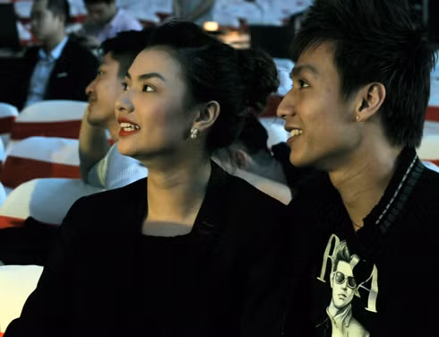 Anh thấy không, trình diễn nội ý nó phải thế chứ lị! Xem mà đã cả mắt.