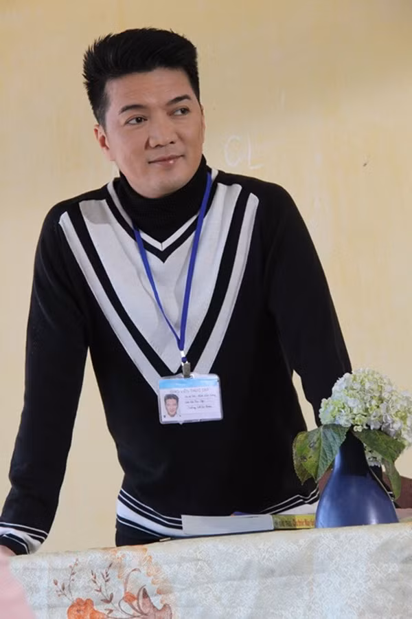Single Tuổi hồng thơ ngây là phần MV được cho là khủng-chưa-từng-có từ trước đến nay trong Vpop. Với độ dài 16 phút, MV là một câu chuyện với nội dung thú vị. Theo đó trong MV, Đàm Vĩnh Hưng hóa thân vào vai người thầy giáo mới nhận công việc giảng dạy tại trường Cao Đẳng Sư Phạm Đà Lạt. Single Tuổi hồng thơ ngây là phần MV được cho là khủng-chưa-từng-có từ trước đến nay trong Vpop. Với độ dài 16 phút, MV là một câu chuyện với nội dung thú vị. Theo đó trong MV, Đàm Vĩnh Hưng hóa thân vào vai người thầy giáo mới nhận công việc giảng dạy tại trường Cao Đẳng Sư Phạm Đà Lạt.