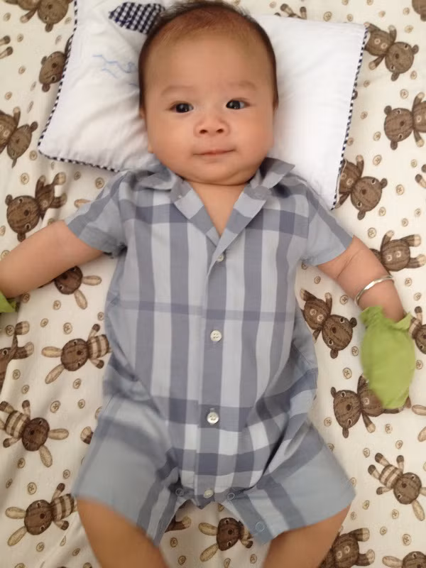 "Dư luận làm cho tôi cảm thấy rất hoang mang. Chuyện con cái có gì mà mọi người cứ phải soi mói? Đó là hạnh phúc của riêng tôi và mẹ của bé. Dù rằng bây giờ tôi và mẹ của bé không còn tiếp tục đến với nhau, nhưng con là của chung. Hai người sẽ cùng chăm sóc, yêu thương và cho bé đầy đủ tình thương. Bé lại là “cục cưng” của mẹ đỡ đầu là chị Thanh Thảo nữa. Chị ấy suốt ngày bồng bế và chăm sóc bé, đi đâu xa cũng mua đầy vali quà cho bé. Mẹ Thảo xem Jacky như con ruột, còn Jacky quấn quýt mẹ Thảo nhất trong nhà". Ngô Kiến Huy chia sẻ. (Theo Ngôi Sao)