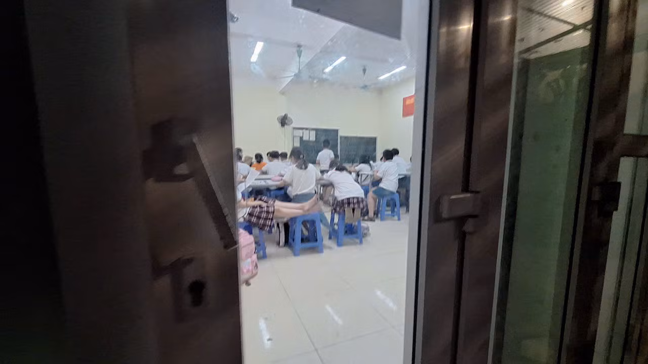 Hình ảnh lớp học nhốn nháo dù có giáo viên ở trong lớp. (Ảnh: Mạnh Đoàn)