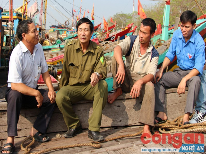 Công an xã phối hợp với chính quyền địa phương tuyên truyền, vận động nhân dân thực hiện nghiêm chính sách pháp luật