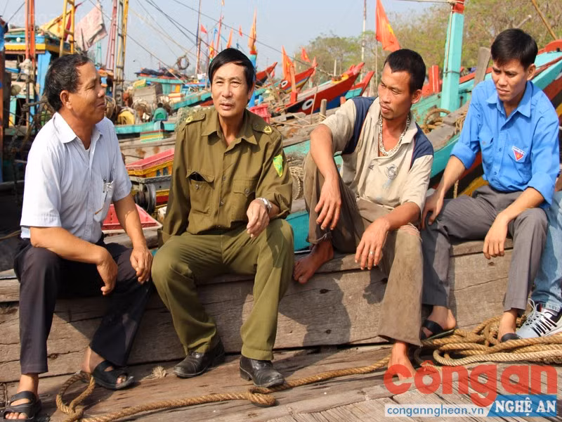 Công an xã phối hợp với chính quyền địa phương tuyên truyền, vận động nhân dân thực hiện nghiêm chính sách pháp luật
