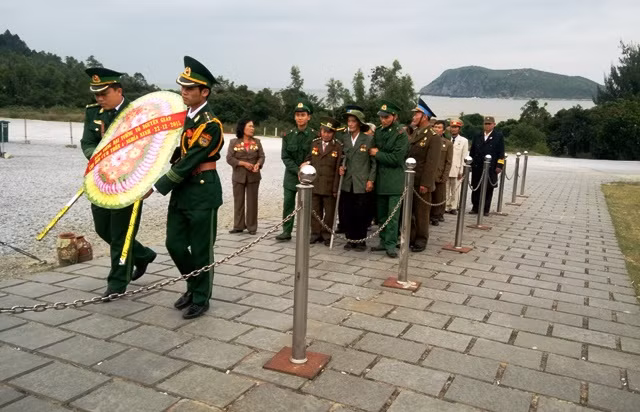 Vào dịp này, các cựu chiến binh cũng đến dâng hương tại mộ Đại tướng Võ Nguyên Giáp (Ảnh: Thủy Phan)