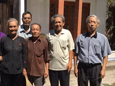 Bà Sáu Dân (áo hoa) – nguyên Chủ tịch xã Bình Phục Nhứt chụp ảnh cùng tác giả và mọi người Bà Sáu Dân (áo hoa) – nguyên Chủ tịch xã Bình Phục Nhứt chụp ảnh cùng tác giả và mọi người