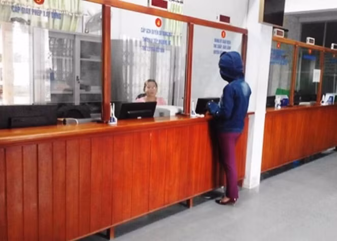 Phòng giao dịch một cửa thuộc Văn phòng UBND-HĐND thị xã Ba Đồn, nơi bà L. làm việc (Ảnh: Thủy Phan) Phòng giao dịch một cửa thuộc Văn phòng UBND-HĐND thị xã Ba Đồn, nơi bà L. làm việc (Ảnh: Thủy Phan)