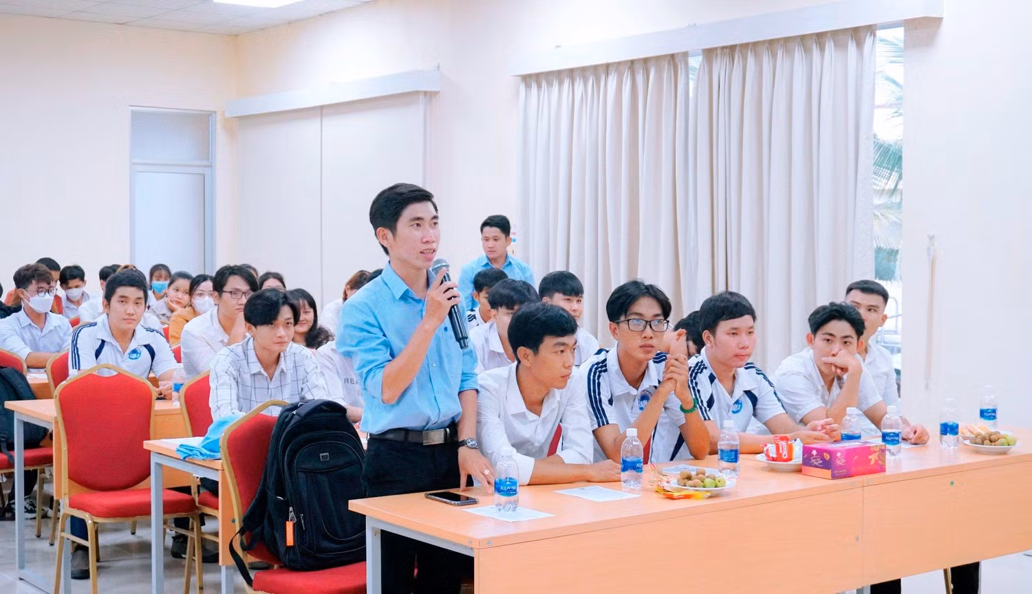 Sinh viên Trường Đại học Bạc Liêu tham gia trải nghiệm thực tế tại Công ty Việt - Úc Hòa Bình (Nguồn: Fanpage nhà trường).