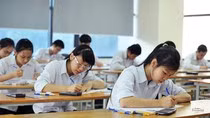 Bộ Giáo dục và Đào tạo dự kiến, điểm xét tốt nghiệp trung học phổ thông gồm 70% điểm trung bình các bài thi trung học phổ thông quốc gia dùng để xét tốt nghiệp trung học phổ thông + 30% điểm trung bình cả năm lớp 12 của thí sinh + điểm ưu tiên, khuyến khích (nếu có). (Ảnh minh họa: TTXVN) Bộ Giáo dục và Đào tạo dự kiến, điểm xét tốt nghiệp trung học phổ thông gồm 70% điểm trung bình các bài thi trung học phổ thông quốc gia dùng để xét tốt nghiệp trung học phổ thông + 30% điểm trung bình cả năm lớp 12 của thí sinh + điểm ưu tiên, khuyến khích (nếu có). (Ảnh minh họa: TTXVN)