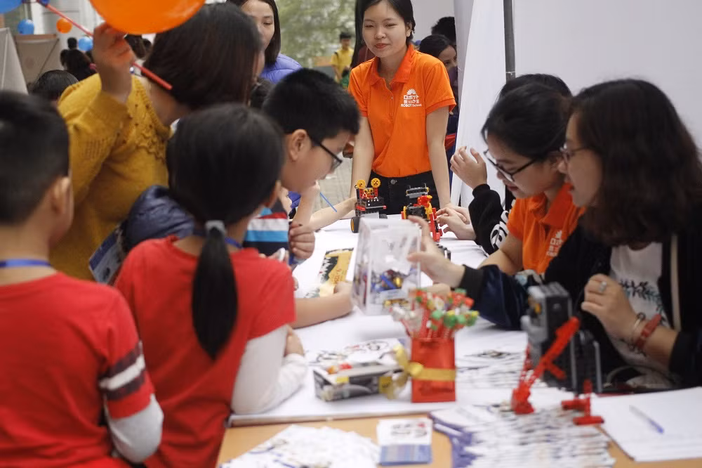 Science Fair 2018 đã mô phỏng từng vùng miền đặc trưng trên thế giới với không khí Giáng sinh tràn ngập và nhiệt huyết khoa học kì diệu.