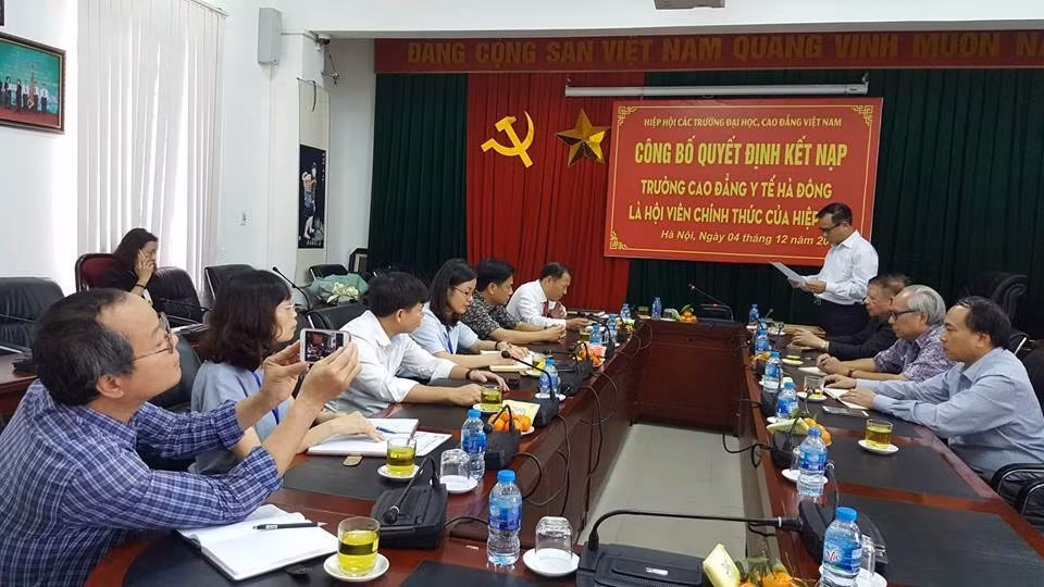 Phó giáo sư Trần Xuân Nhĩ – Phó Chủ tịch Hiệp hội cùng đoàn công tác của Hiệp hội Các trường đại học, cao đẳng Việt Nam đã tới thăm và trao Quyết định, Giấy Chứng nhận Hội viên cho Ban lãnh đạo Trường Cao đẳng Y tế Hà Đông (Ảnh: Võ Dung)