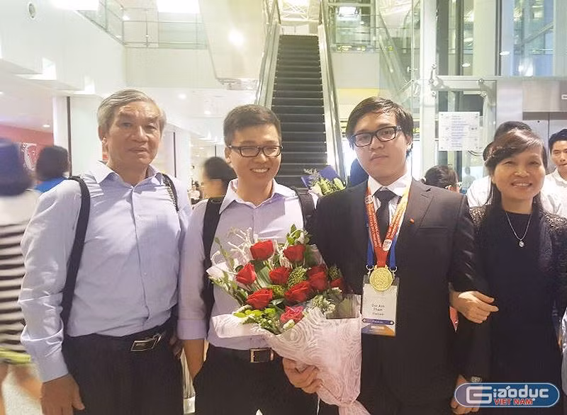 Vợ chồng cô Nguyễn Kim Thu có 2 con trai cùng đạt Huy chương Hóa học quốc tế (Ảnh: Thùy Linh) Vợ chồng cô Nguyễn Kim Thu có 2 con trai cùng đạt Huy chương Hóa học quốc tế (Ảnh: Thùy Linh)