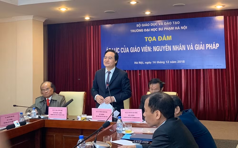 Bộ trưởng Phùng Xuân Nhạ cho rằng, nghề nào cũng sẽ có những áp lực riêng, nhưng không phải vì thế mà có những biểu hiện đi ngược lại phẩm chất và chuẩn mực. (Ảnh: Thùy Linh) Bộ trưởng Phùng Xuân Nhạ cho rằng, nghề nào cũng sẽ có những áp lực riêng, nhưng không phải vì thế mà có những biểu hiện đi ngược lại phẩm chất và chuẩn mực. (Ảnh: Thùy Linh)