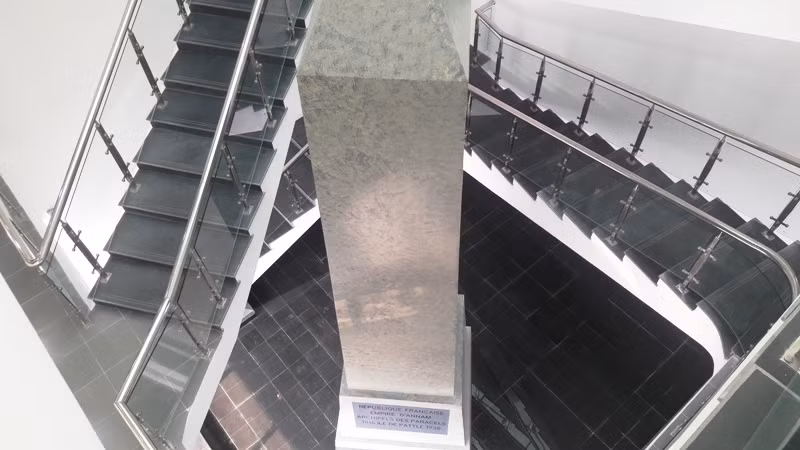 Ngay giữa tòa nhà là cột mốc chủ quyền được cắm trên quần đảo Hoàng Sa có từ thời Pháp thuộc.