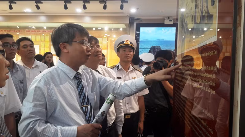 Những vị khách đầu tiên đến "xông đất" nhà trưng bày Hoàng Sa.