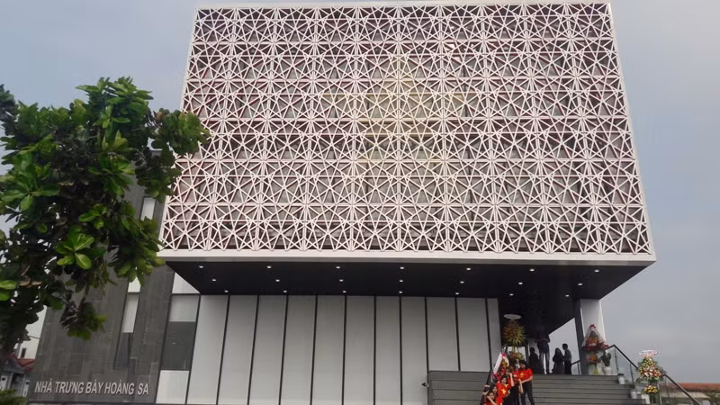 Nhà trưng bày Hoàng Sa nằm trên đường Võ Nguyên Giáp với vị trí hướng nhìn ra biển Đông.