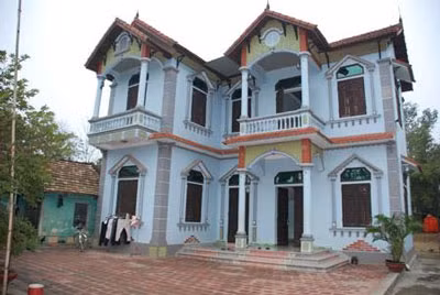 Ngôi nhà to như biệt thự của một chủ đại lý thu mua rác.