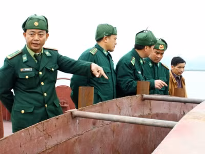 Tàu than vừa bị lực lượng biên phòng Cát Hải bắt giữ. Ảnh: Phạm Duẩn Tàu than vừa bị lực lượng biên phòng Cát Hải bắt giữ. Ảnh: Phạm Duẩn