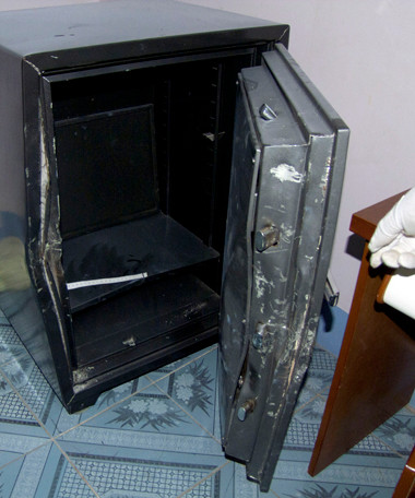 Két đựng vàng của đại gia bị băng trộm phá.