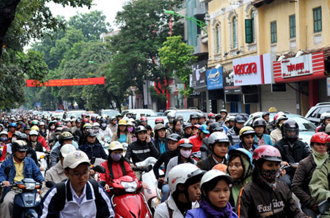 Hà Nội thường xuyên bị tắc đường.
