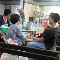 Những người đến đám tang chỉ biết im lặng, nắm tay chia buồn với cha bé Kiến Thành. Ảnh: Phạm Dũng