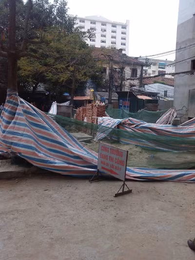 Hà Nội: Thùng sắt 1 tấn bất ngờ rơi, nam thanh niên đi đường tử nạn ảnh 1