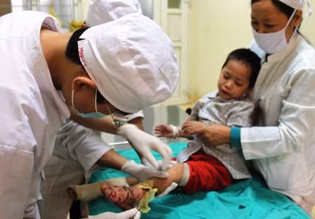 Các bác sỹ đang kiểm tra vết thương của cháu Cói Các bác sỹ đang kiểm tra vết thương của cháu Cói