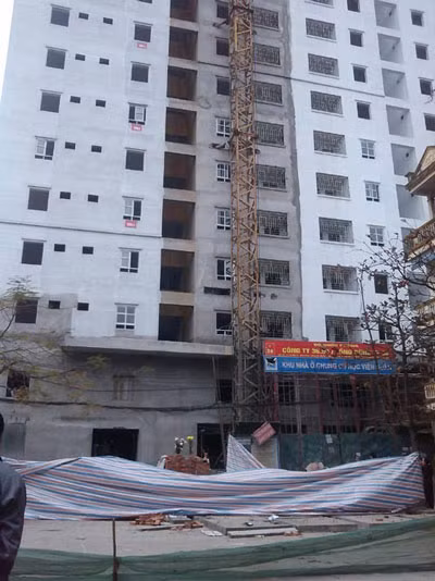 Hà Nội: Thùng sắt 1 tấn bất ngờ rơi, nam thanh niên đi đường tử nạn ảnh 2
