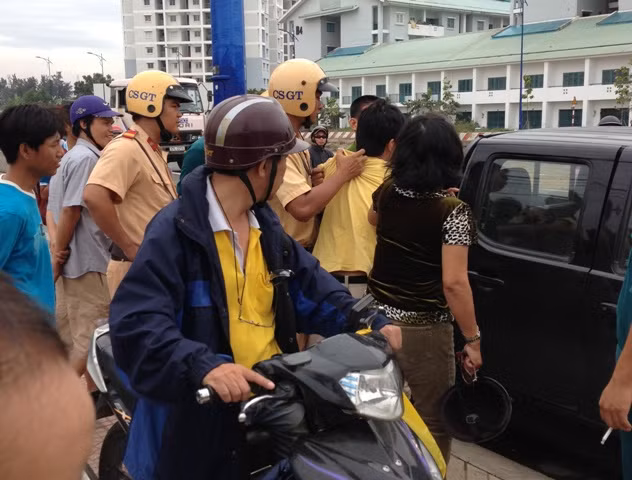 Người thiếu niên đánh mẹ được đưa lên xe cảnh sát về trụ sở Công an