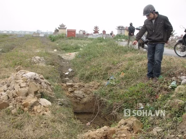 Dấu tích những chiếc huyệt được hung thủ Lê Thanh Đại đào sẵn với ý định phi tang 3 nạn nhân.