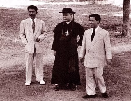 Giám mục Ngô Đình Thục cùng Ngô Đình Diệm (phải) và Ngô Đình Nhu. Giám mục Ngô Đình Thục cùng Ngô Đình Diệm (phải) và Ngô Đình Nhu.