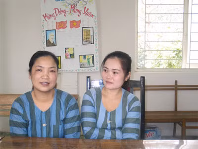 Phạm nhân Đỗ Thị Hằng (phải) - sẽ kịp về đón Tết Nguyên đán 2013 với gia đình