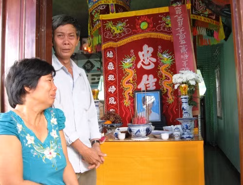 Cha mẹ nạn nhân bị đánh hội đồng đến chết không cầm được nước mắt bên bàn thờ con trai.