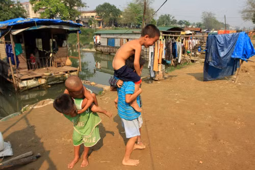Cái khoảng đất “ngụ cư” ven sông chật thôi cũng đã là một ước mơ đối với trẻ em ở xóm vạn đò suốt đời lênh đênh. Cái khoảng đất “ngụ cư” ven sông chật thôi cũng đã là một ước mơ đối với trẻ em ở xóm vạn đò suốt đời lênh đênh.