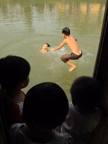 Con sông tuổi thơ cứ thế trôi qua, những đứa trẻ này không có giấy khai sinh, và cũng chẳng biết trường học là gì Con sông tuổi thơ cứ thế trôi qua, những đứa trẻ này không có giấy khai sinh, và cũng chẳng biết trường học là gì