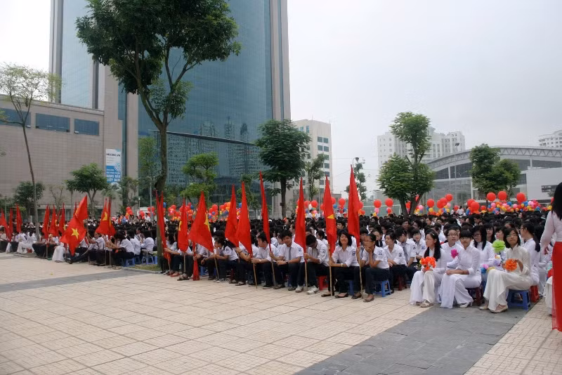 HS trường Hà Nội - Amsterdam chào đón Chủ tịch Nguyễn Sinh Hùng